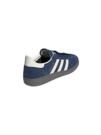 ADIDAS ORIGINALS | Nombre del producto: Zapatilla HANDBALL SPEZIAL
Marca: ADIDAS ORIGINALS
Color: azul oscuro
Categorías: Moda, Hombre

Material: Sintético, Textil, Mezcla, Cuero
Estampado: Logotipo
Estilo: , Moda joven
Altura del tacón: Tacón plano | dunkelblau